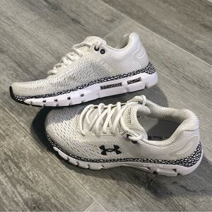 Under Armour WMNS HOVR
Infinite Women's Running Shoes
Size 6